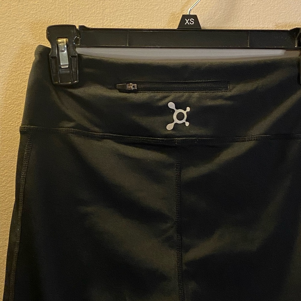 Orangetheory black Capri leggings